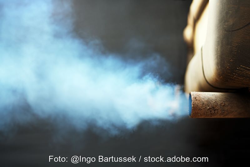 Autaabgas strömt aus dem Auspuff