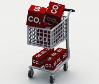 Rote Würfel mit der Aufschrift CO2 in einem Einkaufswagen, der ETS 2 soll ab 2028 EU-weit CO2 in den Sektoren Gebäude, Verkehr und kleinere Energie- und Industrieanlagen bepreisen.