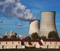 Ein Atomkraftwerk hinter Häusern, das BMWE will in Europa Atomkraft und CCS als Ersatz für erneuerbare Energien anerkennen.