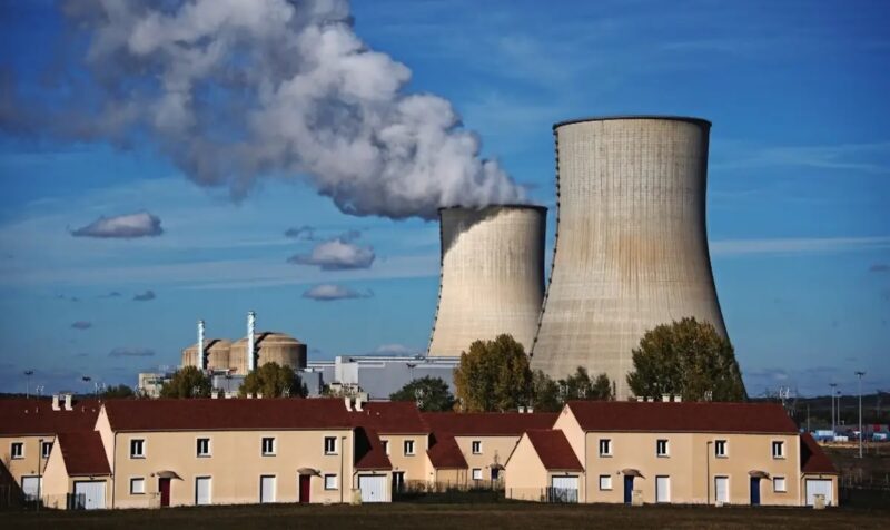 Ein Atomkraftwerk hinter Häusern, das BMWE will in Europa Atomkraft und CCS als Ersatz für erneuerbare Energien anerkennen.