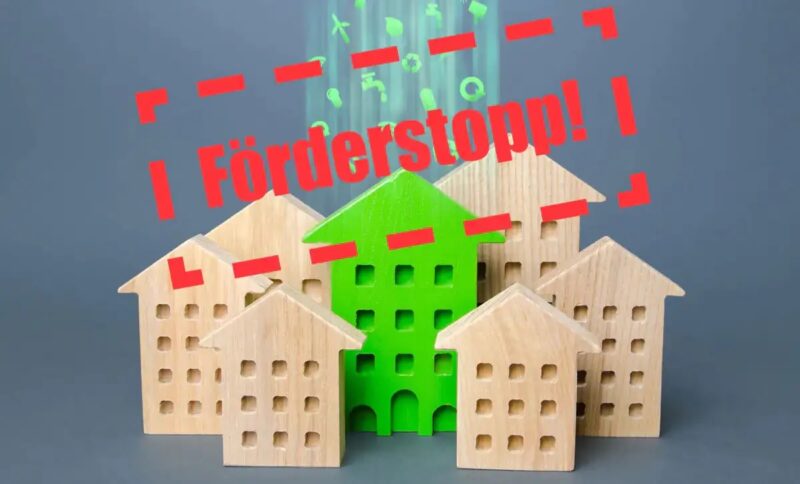 Miniaturhäuser aus Holz mit der Aufschrift Förderstopp, das Bundesministeriums für Wohnen, Stadtentwicklung und Bauwesen hat einen Antragsstopp für das Förderprogramm Energetische Stadtsanierung (KfW 432) verhängt.