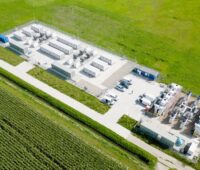 Ein Groß-Batteriespeicher auf der grünen Wiese aus der Vogelperspektive steht stellvertretend für den Batteriemarkt Deutschland 2025.