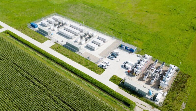 Ein Groß-Batteriespeicher auf der grünen Wiese aus der Vogelperspektive steht stellvertretend für den Batteriemarkt Deutschland 2025.