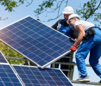 Handwerker installieren Solarmodule, der Photovoltaik-Ausbau im ersten Halbjahr 2026 lag laut BSW-Solar bei 7,4 Gigawatt.