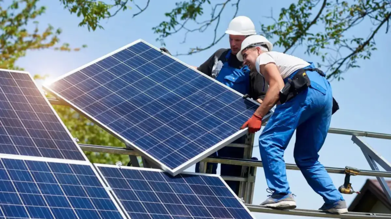 Handwerker installieren Solarmodule, der Photovoltaik-Ausbau im ersten Halbjahr 2026 lag laut BSW-Solar bei 7,4 Gigawatt.