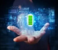 Eine Hand mit grüner Batterie und holografischen Symbolen, die Bundesnetzagentur hat die Festlegung zur Marktintegration von Speichern und Ladepunkten (MiSpeL) veröffentlicht.