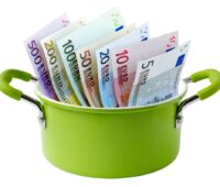 Geld in eine Topf, der Fördertopf Bundesförderung Industrie und Klimaschutz (BIK) enthält 476 Millionen Euro für Projekte zur Dekarbonisierung der Industrie.