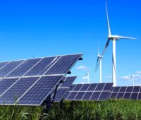 Windenergieanlagen und Photovoltaik-Module, die Bundesnetzagentur hat Zahlen zum Ausbau der erneuerbaren Energien in 2025 veröffentlicht.