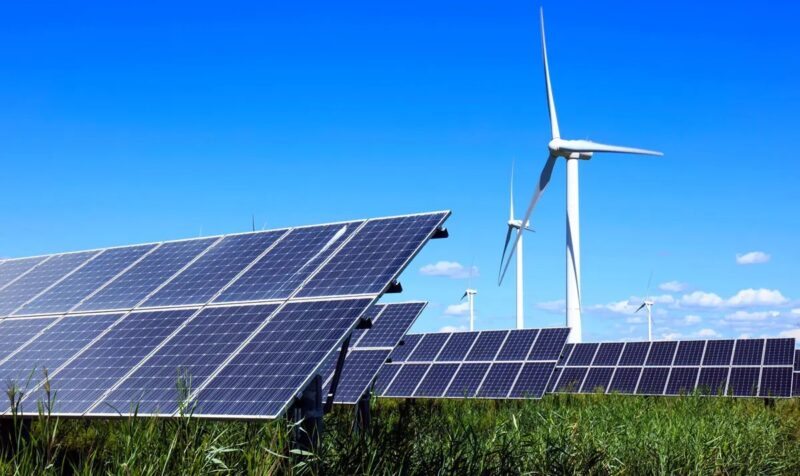 Windenergieanlagen und Photovoltaik-Module, die Bundesnetzagentur hat Zahlen zum Ausbau der erneuerbaren Energien in 2025 veröffentlicht.