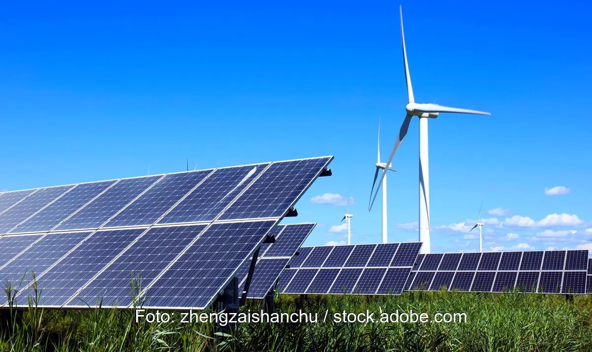 Windenergieanlagen und Photovoltaik-Module, die Bundesnetzagentur hat Zahlen zum Ausbau der erneuerbaren Energien in 2025 veröffentlicht.