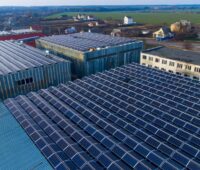 Eine Industriehalle mit Solarmodulen, die Ausschreibung für Solaranlagen auf Gebäuden und Lärmschutzwänden am 1. Juni 2026 war unterzeichnet.