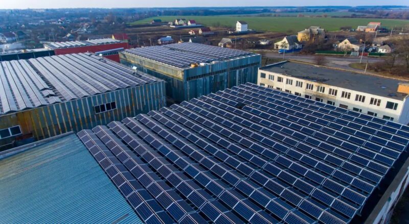Eine Industriehalle mit Solarmodulen, die Ausschreibung für Solaranlagen auf Gebäuden und Lärmschutzwänden am 1. Juni 2026 war unterzeichnet.