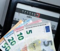 Ein Stromzähler mit Geldscheinen, laut Wirtschaftsplan des Klima- und Transformationsfonds soll dieser auch 2027 Strompreis-Entlastungen finanzieren.