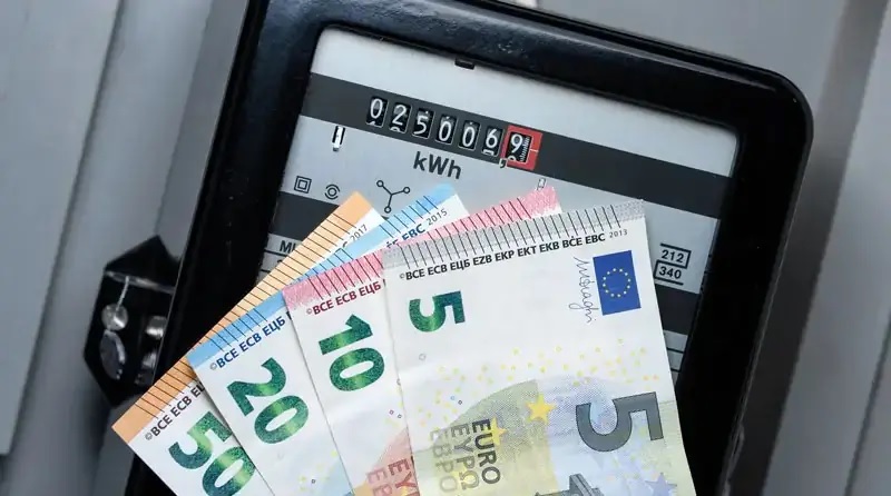 Ein Stromzähler mit Geldscheinen, laut Wirtschaftsplan des Klima- und Transformationsfonds soll dieser auch 2027 Strompreis-Entlastungen finanzieren.