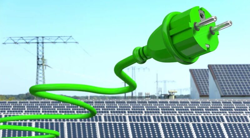 Photovoltaik-Anlage und ein grüner Schukostecker, der KI-Check soll Netzanschlussverfahren schneller machen.