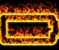 Batterieumrisse mit Flammen als Symbol für die Brandgefahr bei der Hochvoltbatterie von E-Auto, aktuell gibt es einen Rückruf bei Cupra