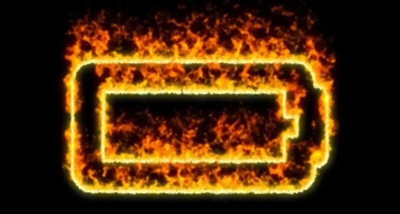 Batterieumrisse mit Flammen als Symbol für die Brandgefahr bei der Hochvoltbatterie von E-Auto, aktuell gibt es einen Rückruf bei Cupra