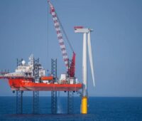 Eine Windenergieanlage im Meer wird gebaut, Deutschland hat 10 GW Offshore-Windkraftleistung in Betrieb.