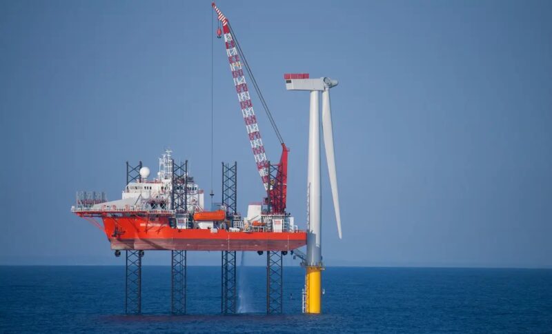 Eine Windenergieanlage im Meer wird gebaut, Deutschland hat 10 GW Offshore-Windkraftleistung in Betrieb.
