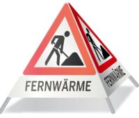 Im Bild ein Warndreieck mit der Aufschrift Fernwärme, die Umsetzung der kommunalen Wärmeplanung in Darmstadt erfordert umfangreiche Baumaßnahmen.