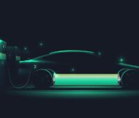 Ein Auto an Ladesäule mit schematisch angedeuteter leuchtend grüner Batterie, im Pilotprojekt BDL Next will man Photovoltaik in Vehicle-to-Grid integrieren.