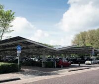 Autos unter Solarmodulen, die Freien Wähler in Bayern wollen staatliche Freiflächen-Parkplätze für Photovoltaik und E-Ladestationen nutzen.