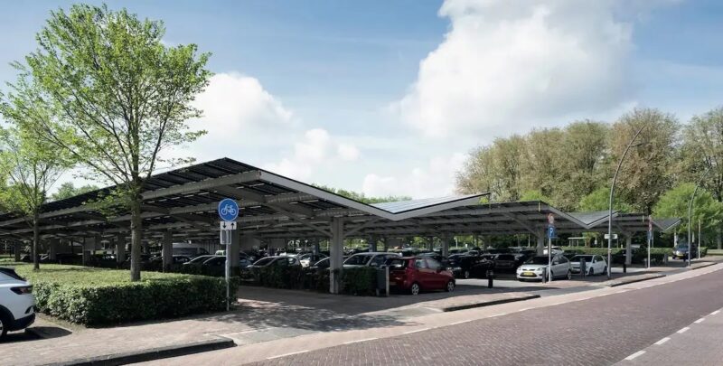 Autos unter Solarmodulen, die Freien Wähler in Bayern wollen staatliche Freiflächen-Parkplätze für Photovoltaik und E-Ladestationen nutzen.