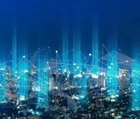 Eine Großstadt in der Nacht mit symbolischer Vernetzung durch helle Linien, vernetze Kleinbatteriespeicher in Mehrfamilienhäusern sollen Resilienz im Energiesystem erhöhen.
