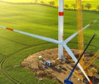 Rotorblatt und Gondel an einem Kran, der Windenergieausbau in NRW hat 10 Gigawatt Leistung erreicht.
