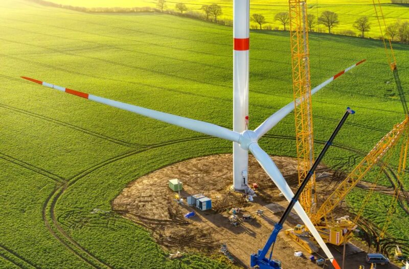 Rotorblatt und Gondel an einem Kran, der Windenergieausbau in NRW hat 10 Gigawatt Leistung erreicht.