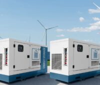 Photovoltaik-Module, Windenergieanlagen und Batteriespeicher-Container, der BVES fordert, regulatorische Entscheidungen für die Marktintegration von Stromspeichern anzugehen.