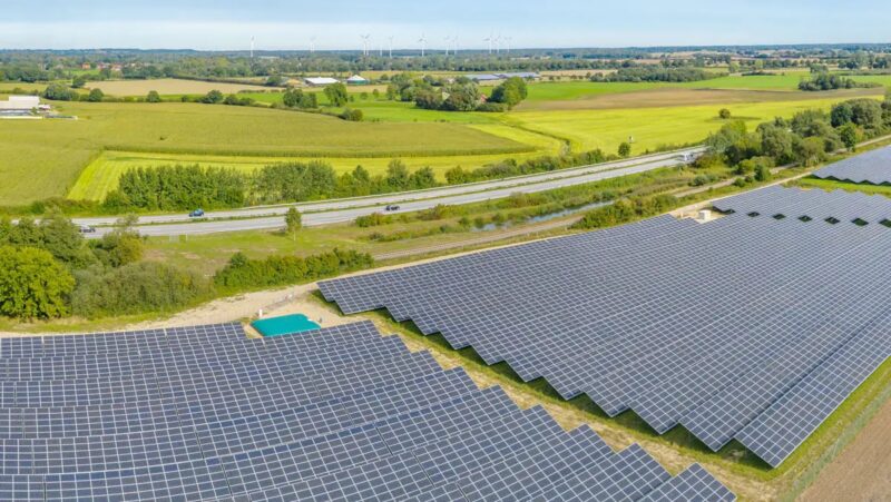 Im Bild ein Solarpark, Mecklenburg-Vorpommern erweitert die Zielabweichungsverfahren für Photovoltaik-Freiflächenanlagen.