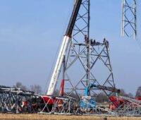Ein Strommast im Aufbau, die Bundesregierung setzt beim Netzausbau im Rahmen des Bundesbedarfsplangesetzes auf Freilandleitungen.