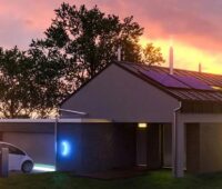 Ein Haus mit E-Auto, Netzbetreiber müssen eine Netzentgeltreduzierung für steuerbare Elektrofahrzeuge und Wärmepumpen anbieten.