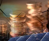 Geldmünzen, Solarmodule und Windenergieanlagen, der Projektierer für Windenergie und Photovoltaik, die PNE AG, hat die Geschäftszahlen für das erste Halbjahr 2026 veröffentlicht.