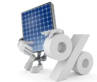 Ein Solarmodul mit Armen und Beinen und Prozentzeichen, die Preise für Solarmodule sind im August 2026 moderat gesunken.