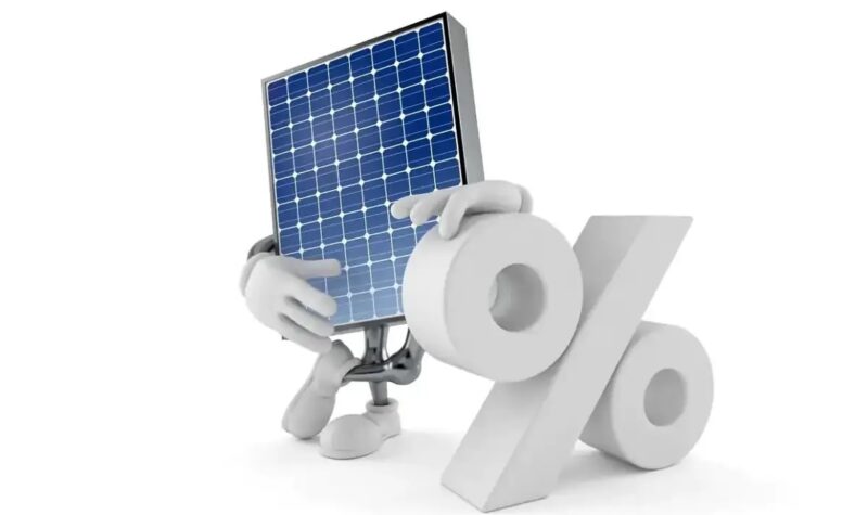 Ein Solarmodul mit Armen und Beinen und Prozentzeichen, die Preise für Solarmodule sind im August 2026 moderat gesunken.