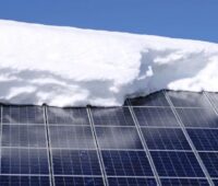 Solarmodule mit Schnee, Photovoltaik-Hersteller Longi stellt auf der Intersolar 2026 PV-Module für Solarparks mit extremen Wetterbedingungen vor.
