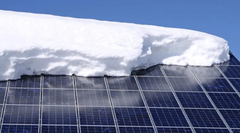 Solarmodule mit Schnee, Photovoltaik-Hersteller Longi stellt auf der Intersolar 2026 PV-Module für Solarparks mit extremen Wetterbedingungen vor.