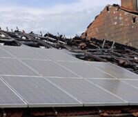 Ein Dach mit einer teilweise abgebrannten Solaranlage, die Zahl der Brände von Photovoltaik-Anlagen steigt.