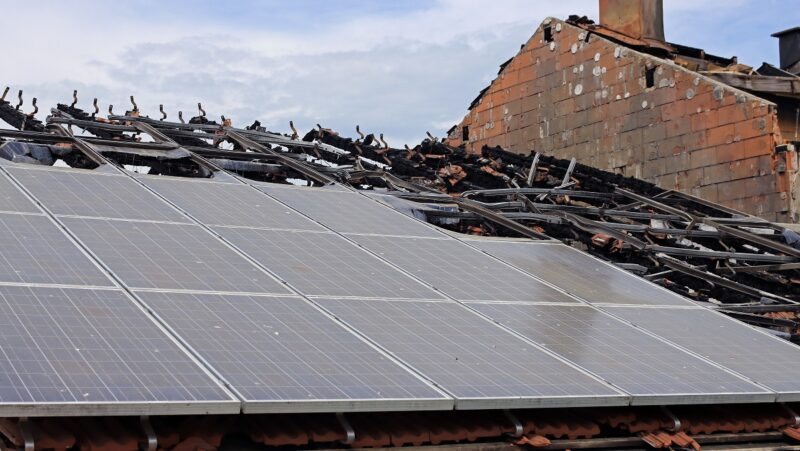 Ein Dach mit einer teilweise abgebrannten Solaranlage, die Zahl der Brände von Photovoltaik-Anlagen steigt.