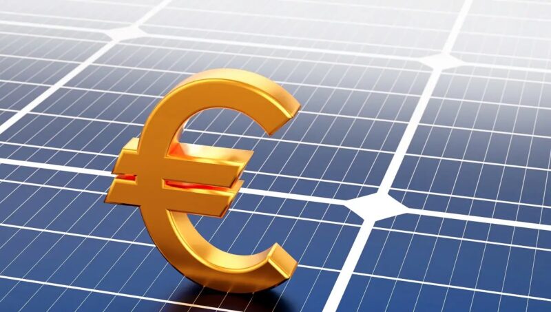 Ein goldenes Eurozeichen auf Solarmodulen, das Solar Cluster Baden-Württemberg schlägt vor, die Photovoltaik-Einspeisevergütung durch eine Börsenstrom-Jahresabrechnung zu ersetzen.