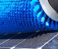 Eine blaue Bürste reinigt Solarmodule, Solarreinigungsspezialist Sun-X ist im Insolvenzverfahren.