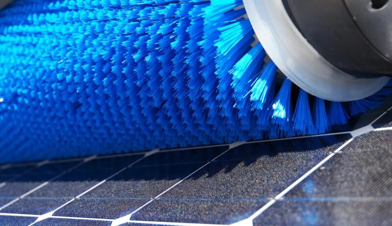 Eine blaue Bürste reinigt Solarmodule, Solarreinigungsspezialist Sun-X ist im Insolvenzverfahren.