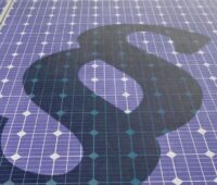 Ein Paragrafenzeichen auf Solarmodulen, Vorschriften und Genehmigungen hemmen Menschen bei der Kaufentscheidung von Photovoltaik-Anlagen.