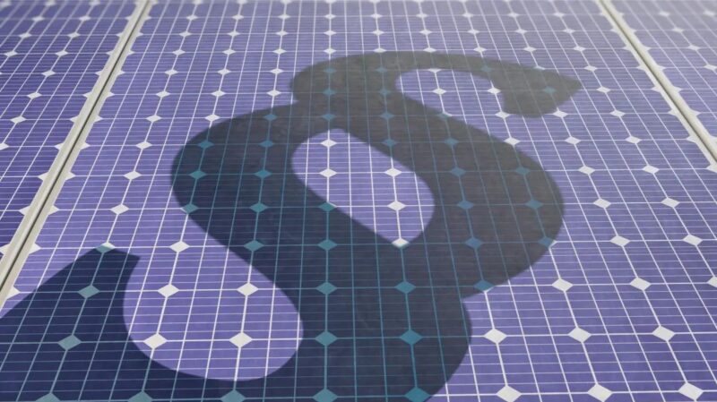 Ein Paragrafenzeichen auf Solarmodulen, Vorschriften und Genehmigungen hemmen Menschen bei der Kaufentscheidung von Photovoltaik-Anlagen.