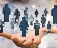 Vernetzte Figuren auf einer Hand, die unternehmerische Plattform nrg+ soll regionale Photovoltaik-Unternehmen zu einem Netzwerk verbinden.