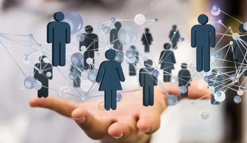 Vernetzte Figuren auf einer Hand, die unternehmerische Plattform nrg+ soll regionale Photovoltaik-Unternehmen zu einem Netzwerk verbinden.