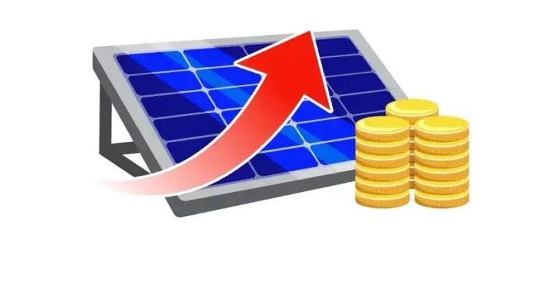 Eine Kurve zeigt nach oben mit PV-Modul und Geldmünzen, die Preise für Solarmodule im Februar 2026 sind deutlich angestiegen.