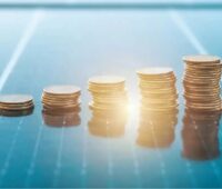 Geldmünzen auf Photovoltaik-Modulen, die Preise für Solarmodule sind im März 2026 weiter angestiegen.